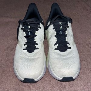 Hoka Arahi 5 Size 10.5D "Blanc de Blanc/ Outer Space"